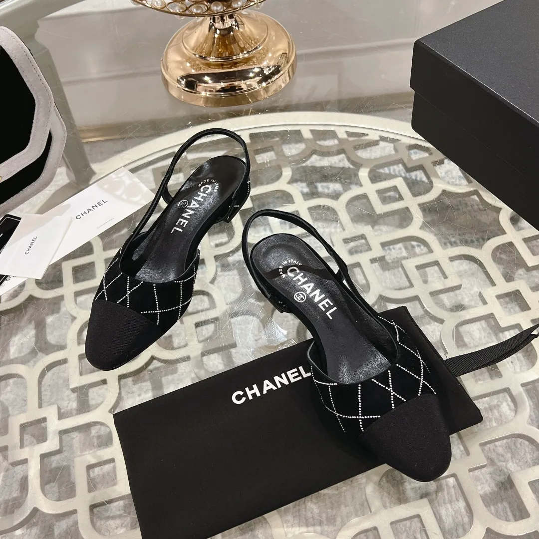 👟👟Ex-factory price 540👟👟 CHANEL Xiangjia 25vs spring and summer new fashion sandals series... Chanel is a very comprehensive noble fashion lifestyle brand. The same models are sold by major fashion bloggers and celebrities in Hong Kong, the United States, and other countries. They are simply beautiful. I fall in love with elegance and the playful sense of the future. I want to own them right away just by looking at them. But you can really think about a pair of exquisite high heels. This series is specially designed for extraordinary and indifferent ladies to create a unique overall effect. CHANEL designs products that inspire women to move forward and highlight their charm... 1️⃣Material: original customized high mercerized sheepskin 2️⃣Inner lining: original customized imported sheepskin 3️⃣Feet: original customized imported sheepskin 4️⃣Outsole: genuine leather sole imported from Italy 5️⃣Heel height: 2.5cm/6.5cm/9cm 6️⃣Number: 34-43 (34.40.41.42.43 customized is not returnable) 7️⃣Packaging: The latest and exquisite full set of packaging at the counter